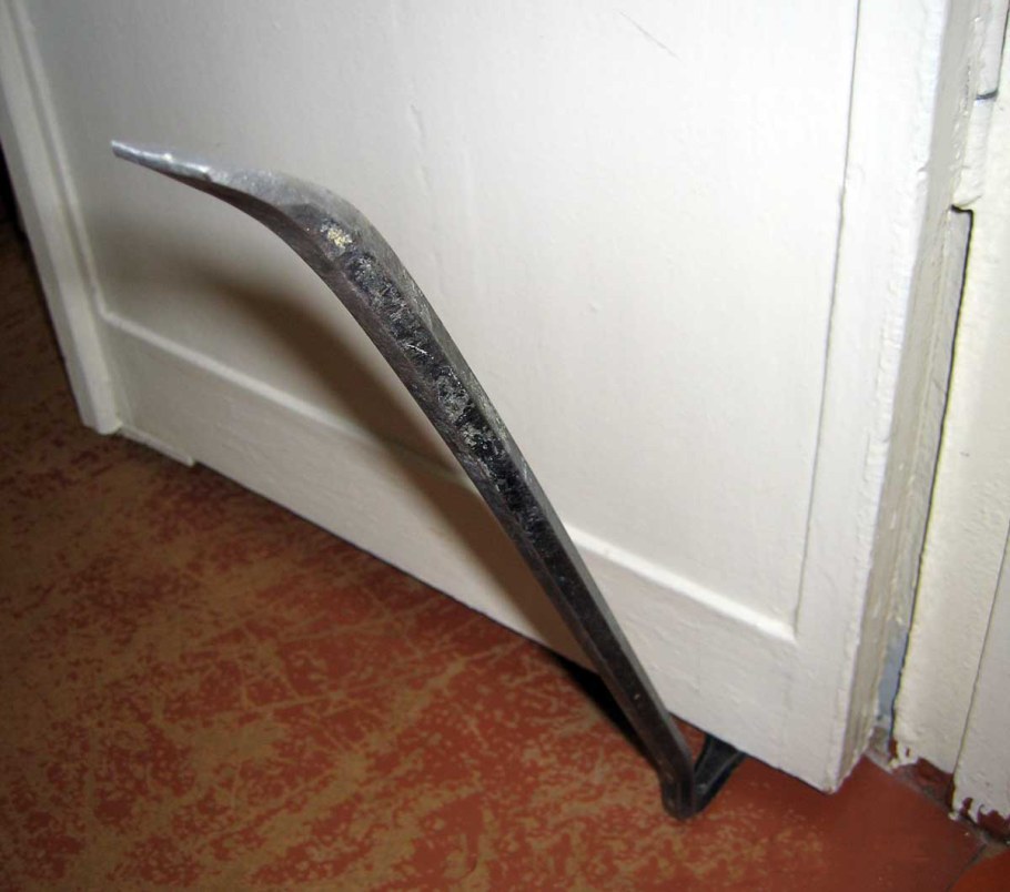 Демонтаж дверного полотна