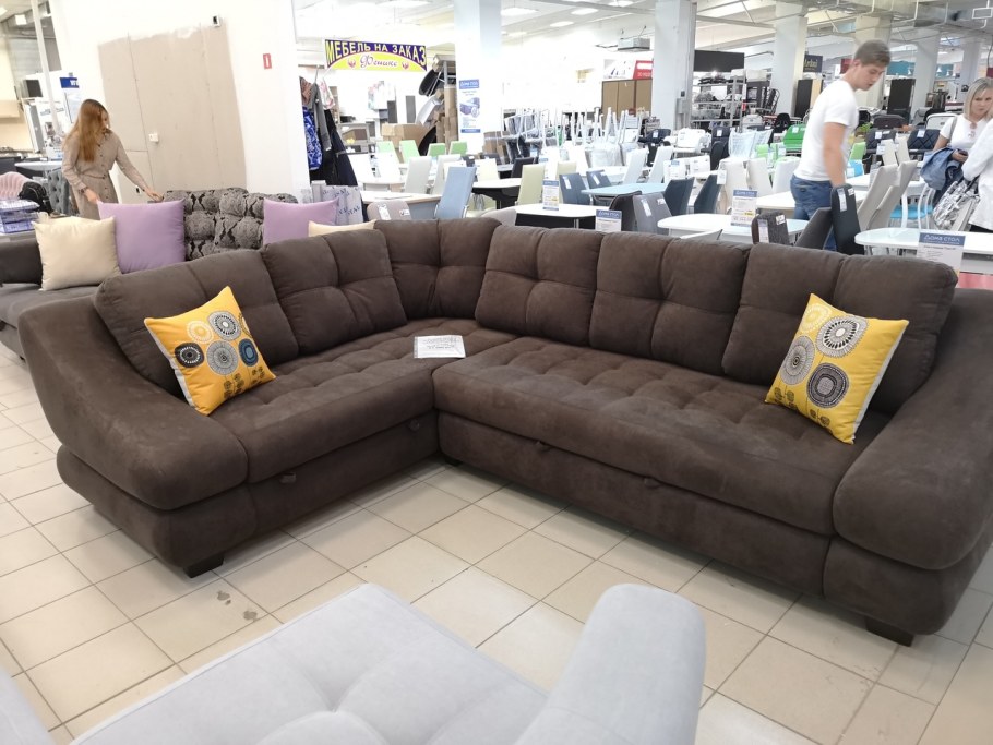 Диван губы Мэй Уэст дали