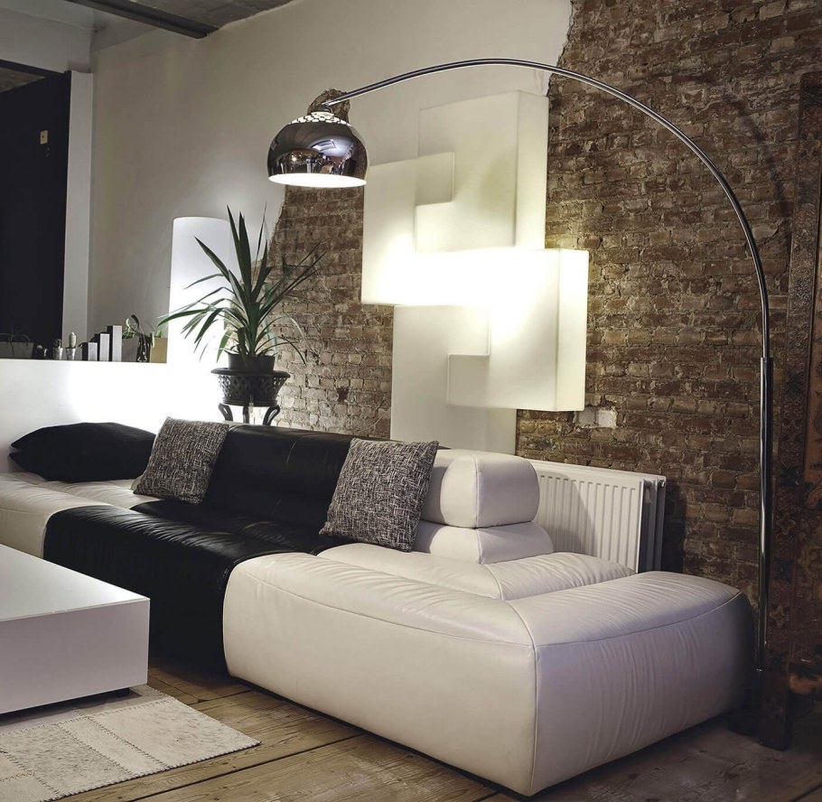 Светильники над телевизором в гостиной