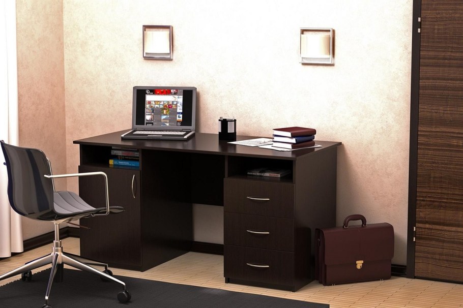Компьютерный стол небольшого размера