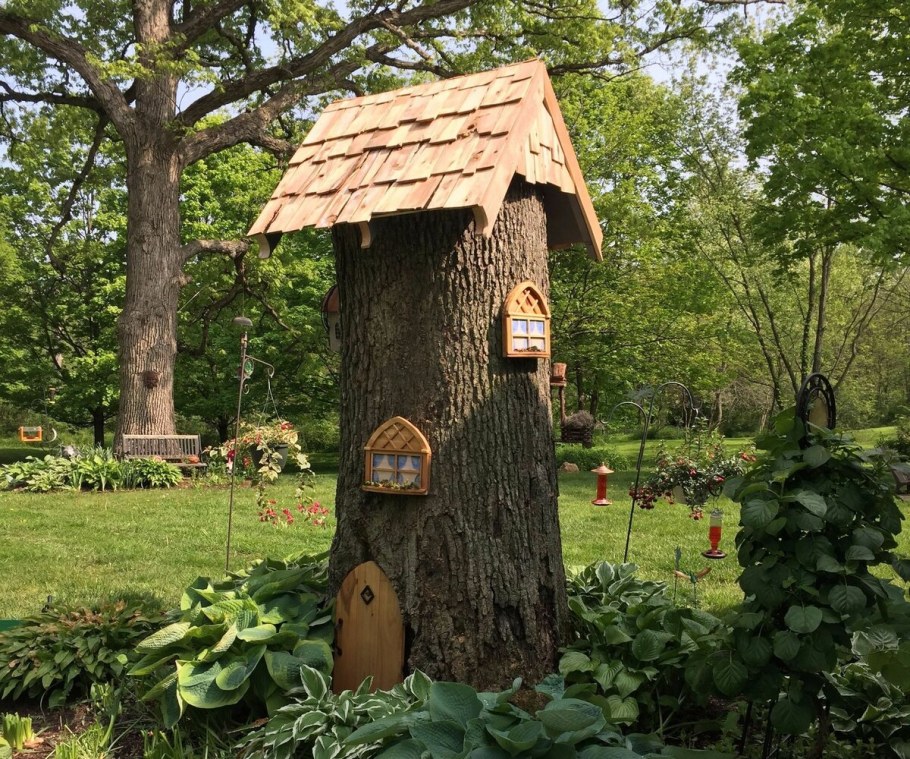 Украшение ствола дерева в саду