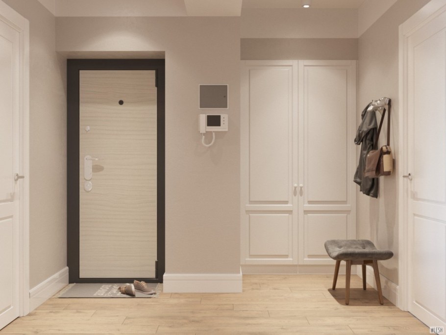 Прихожая со светлыми дверями