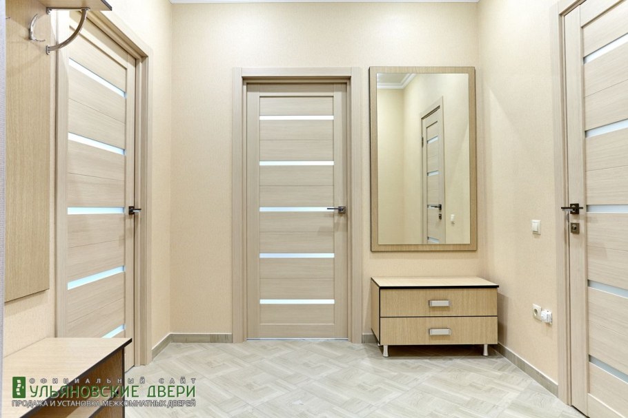 Светлые двери в интерьере