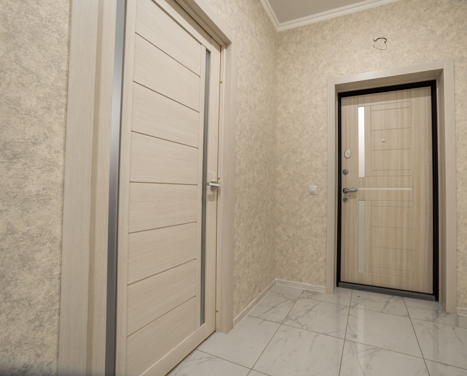 Светлые двери в интерьере