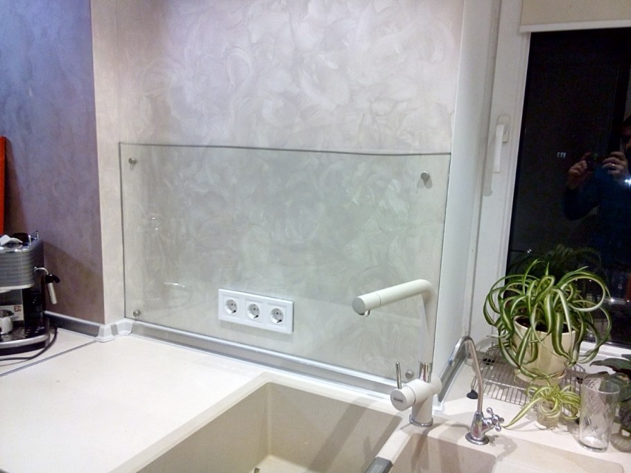 Прозрачный стеклянный фартук для кухни