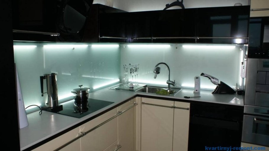 Кухонный фартук из стекла