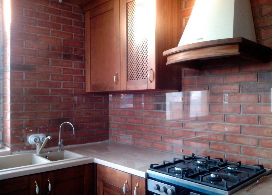 Стеклянный фартук под кирпич