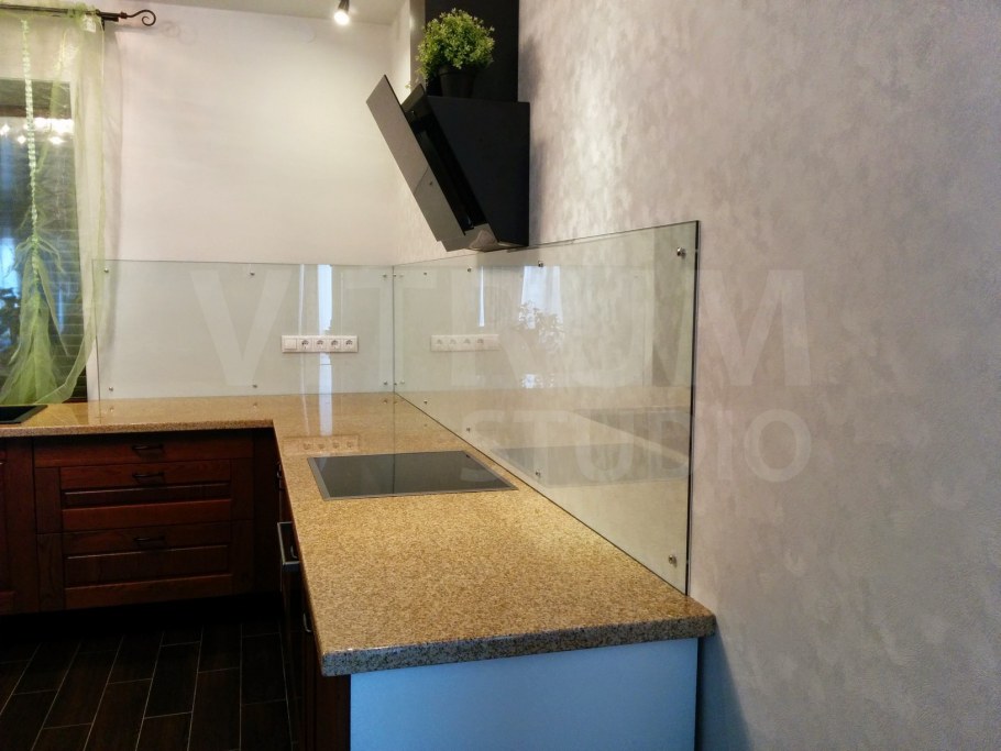 Прозрачный стеклянный фартук для кухни