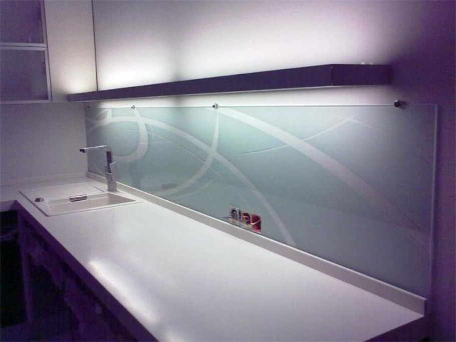 Крепление стеклянного фартука