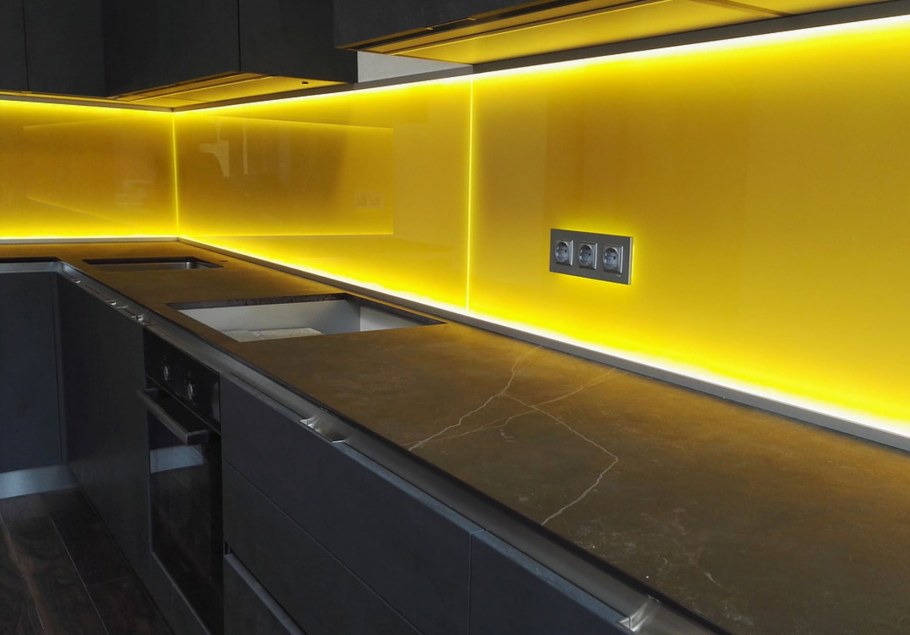 Стеклянный фартук с подсветкой