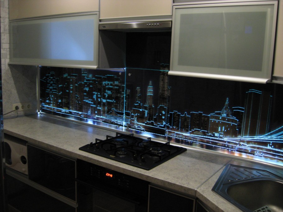 Стеклянные стеновые панели для кухни