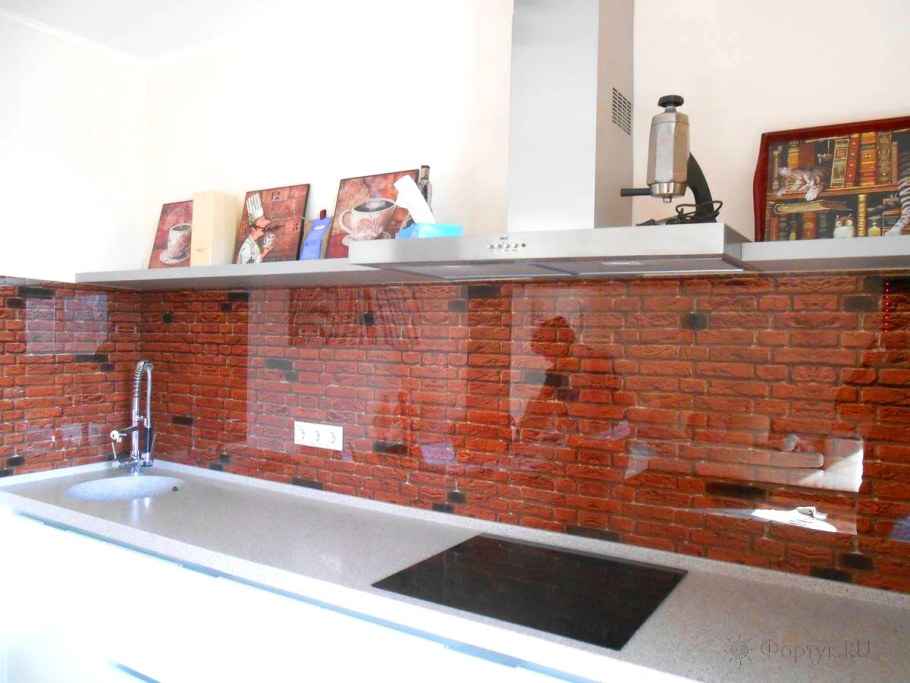 Стеклянный фартук под кирпич