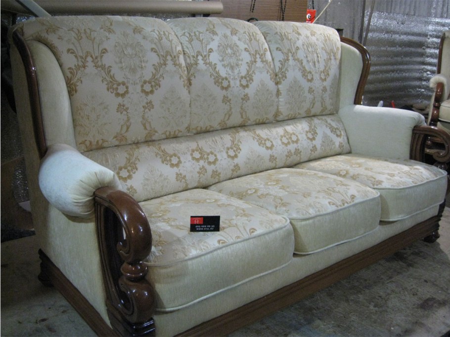 Красивая обшивка на диване