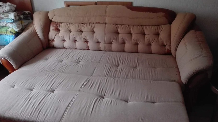Складки на обивке дивана