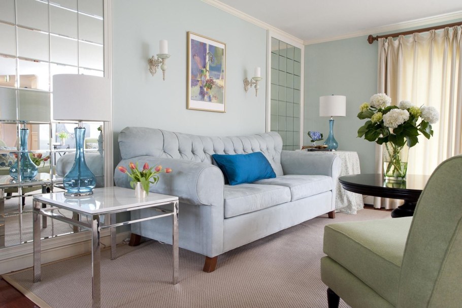 Синий диван с коричневой мебелью