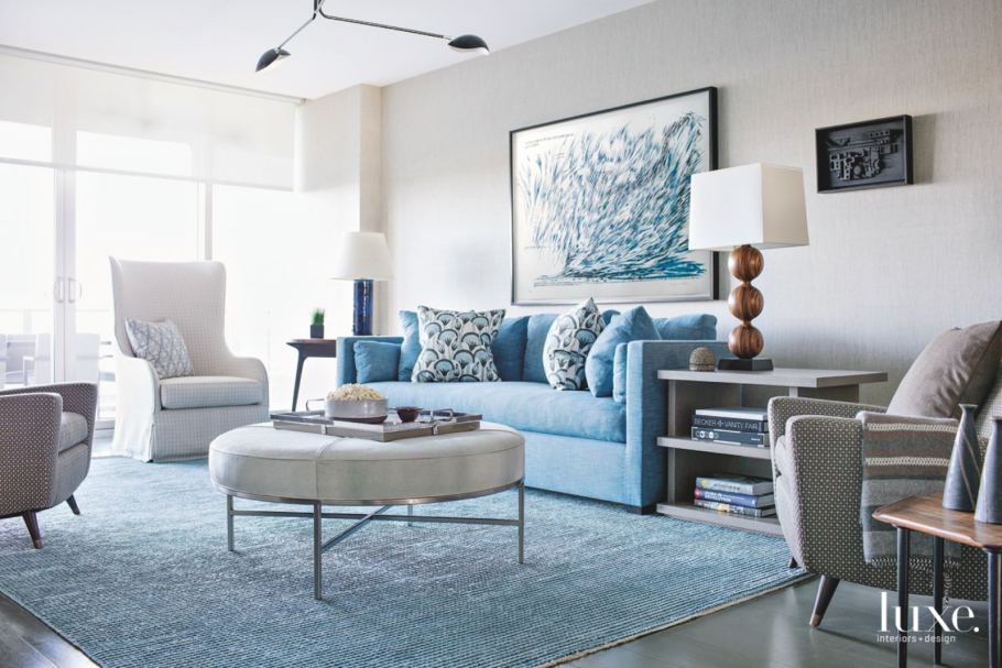 Серый диван в интерьере