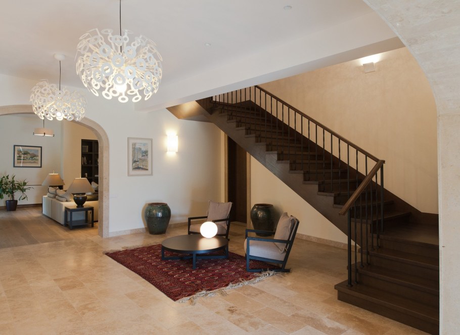 Гостиная с лестницей в загородном доме