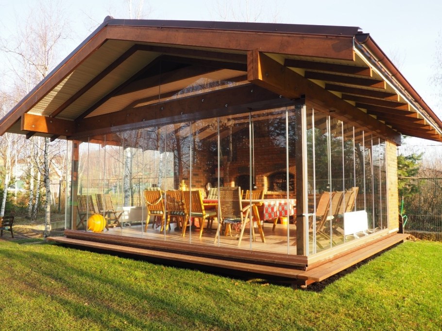 Безрамное остекление беседки