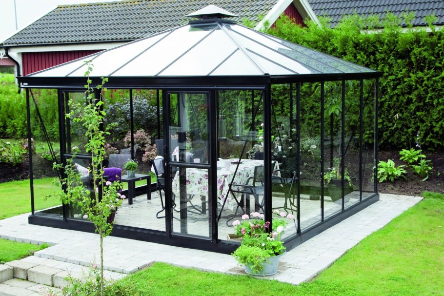 Стеклянные беседки в саду