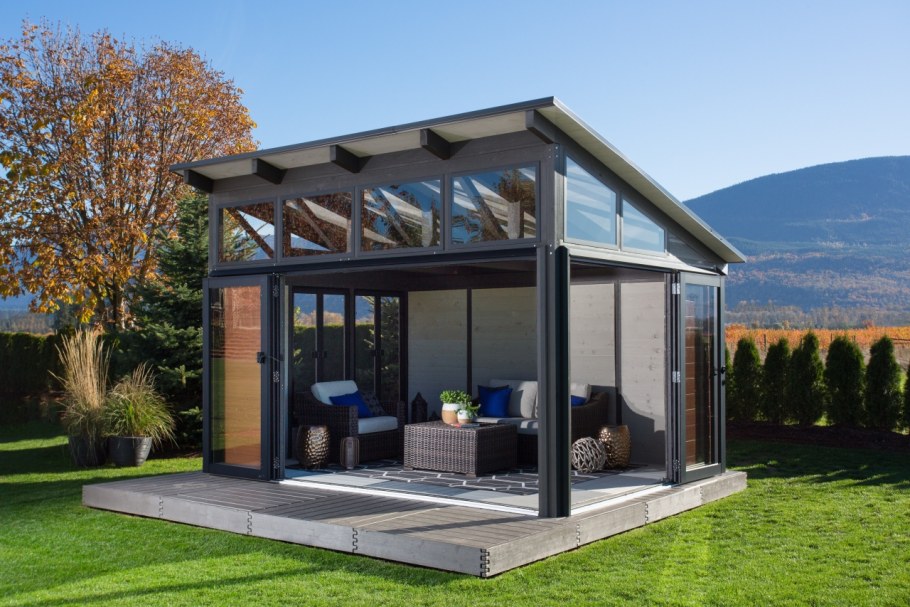 Остекленная беседка с односкатной крышей