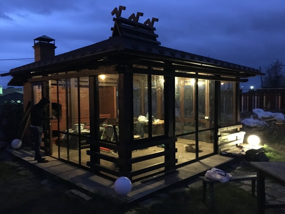 Стеклянная зимняя беседка