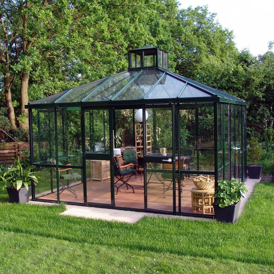 Беседка для дачи остекленная