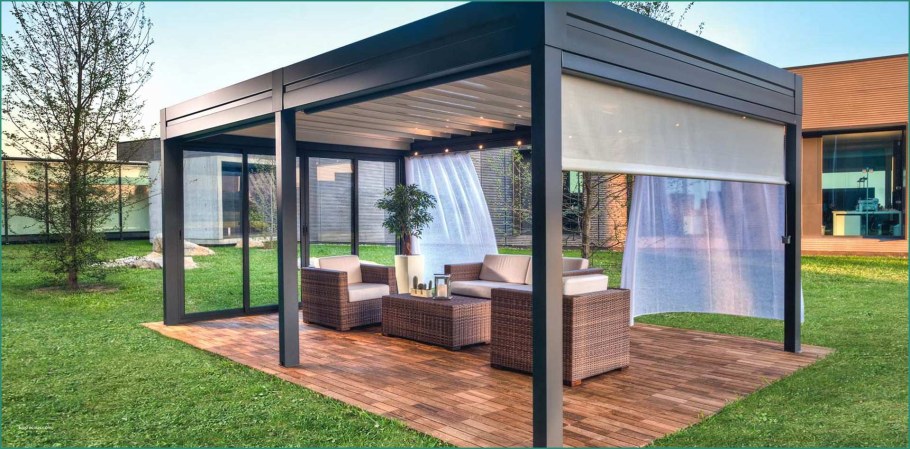 Беседка со стеклянными стенами