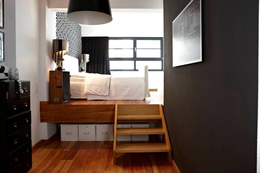 Кровать на возвышенности