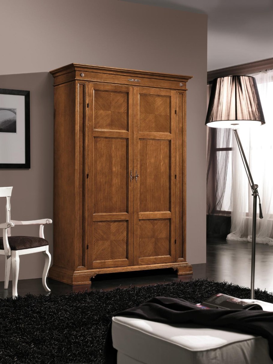 Деревянный платяной шкаф