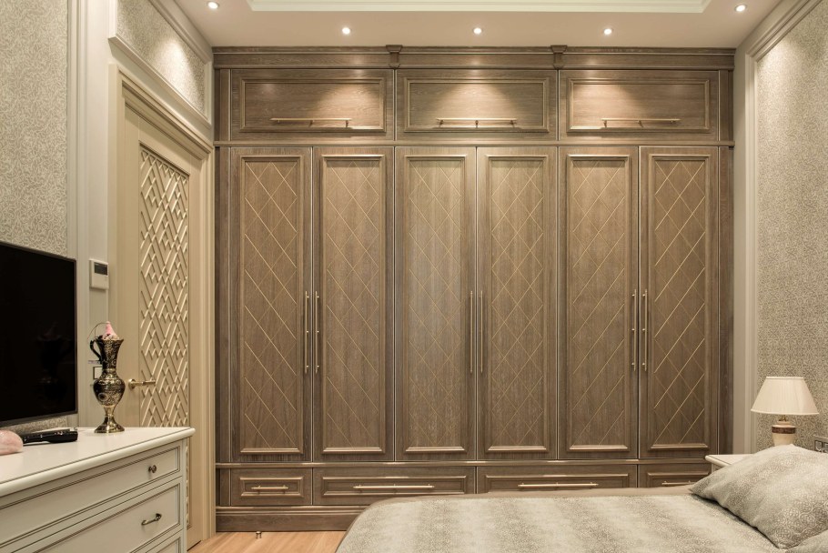 Шкаф купе в прихожую из массива