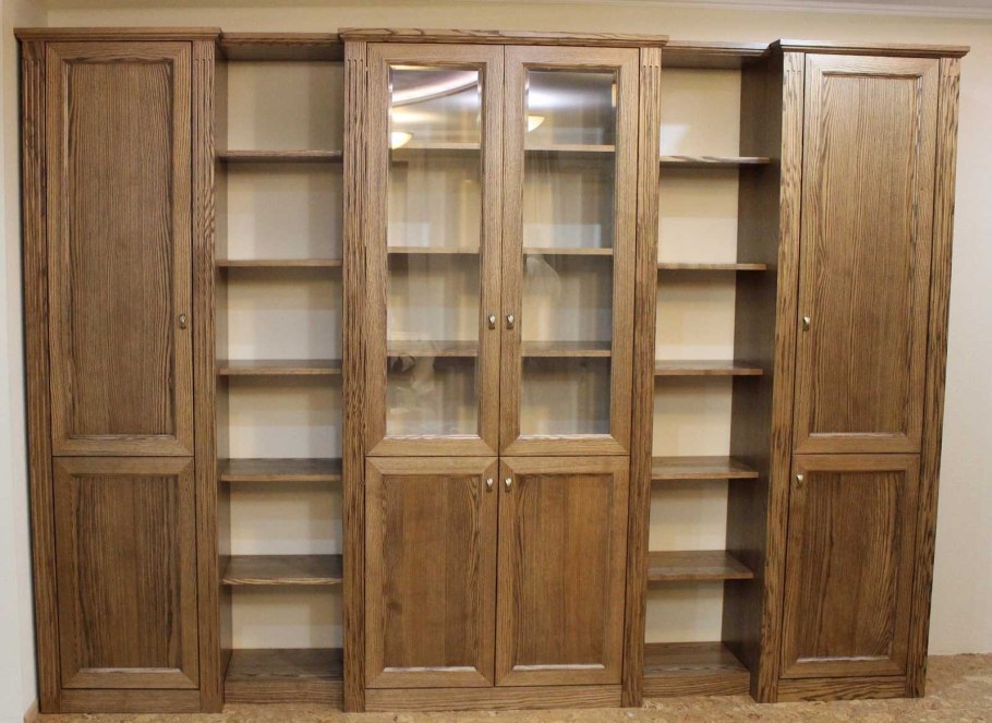 Шкаф в гостиную из массива дерева
