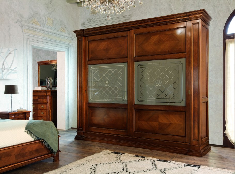 Шкаф купе из массива дерева