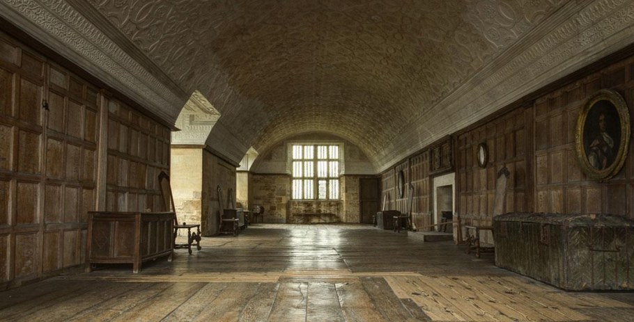 Стол в стиле Ренессанс