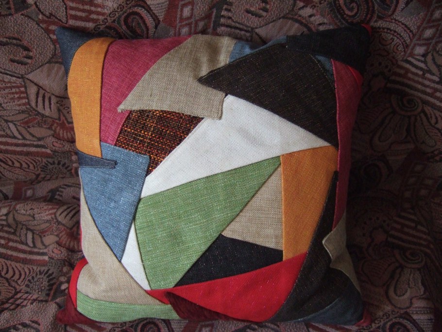 Подушки из кусочков ткани