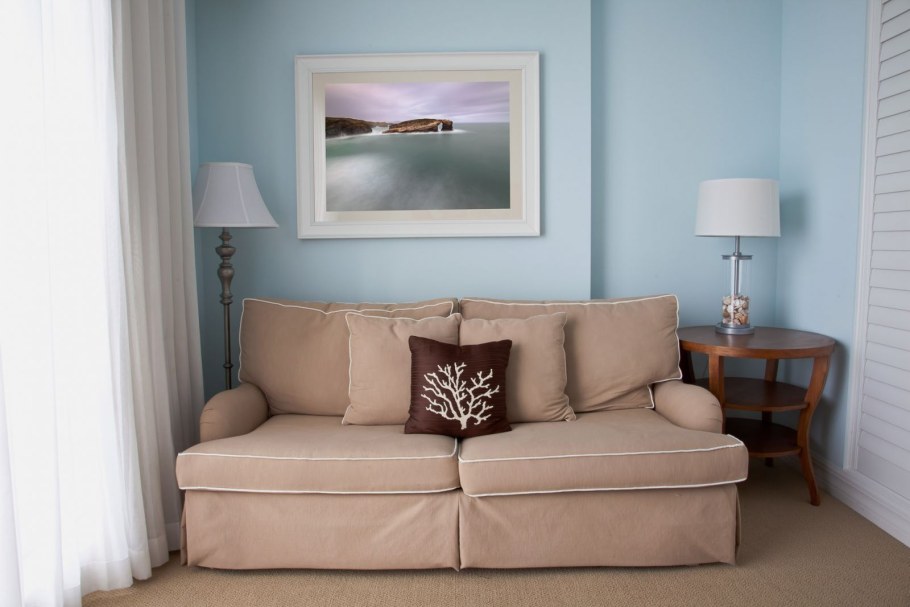 Светло-коричневый диван в интерьере