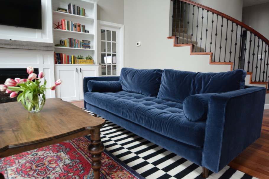 Темный диван белые стены