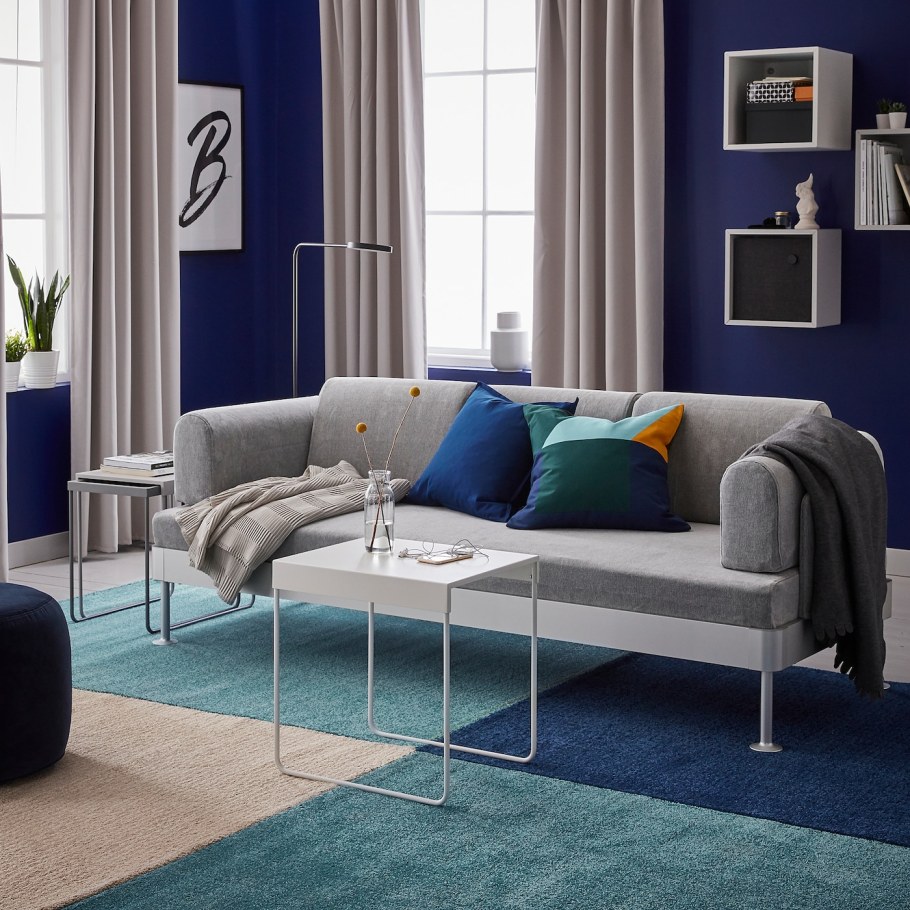 Сине бирюзовый диван в интерьере