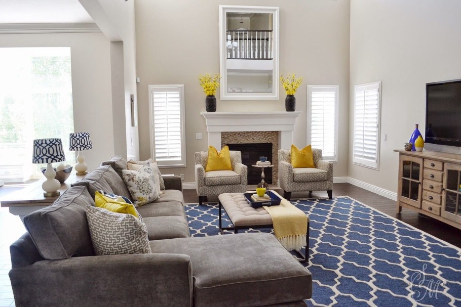 Гостиная с синим диваном