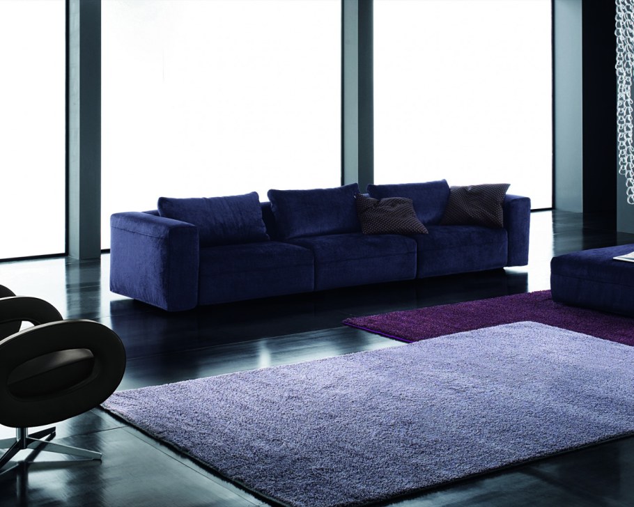 Синий ковер в интерьере гостиной