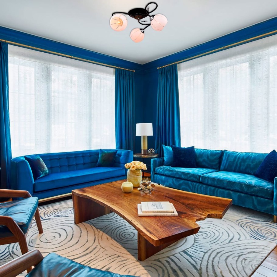 Синий диван в гостиной