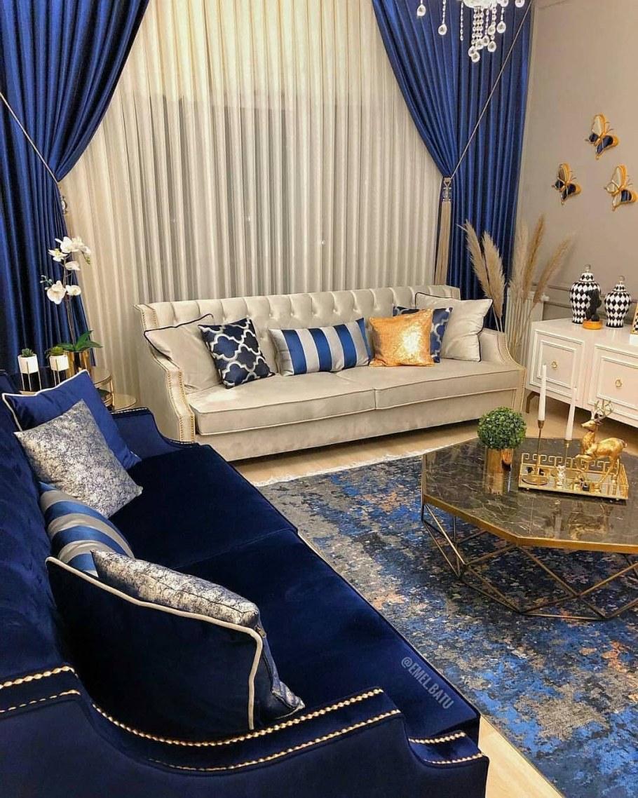 Гостиная с синим диваном