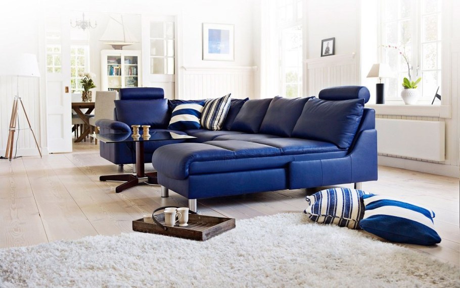 Темно-синий диван в интерьере