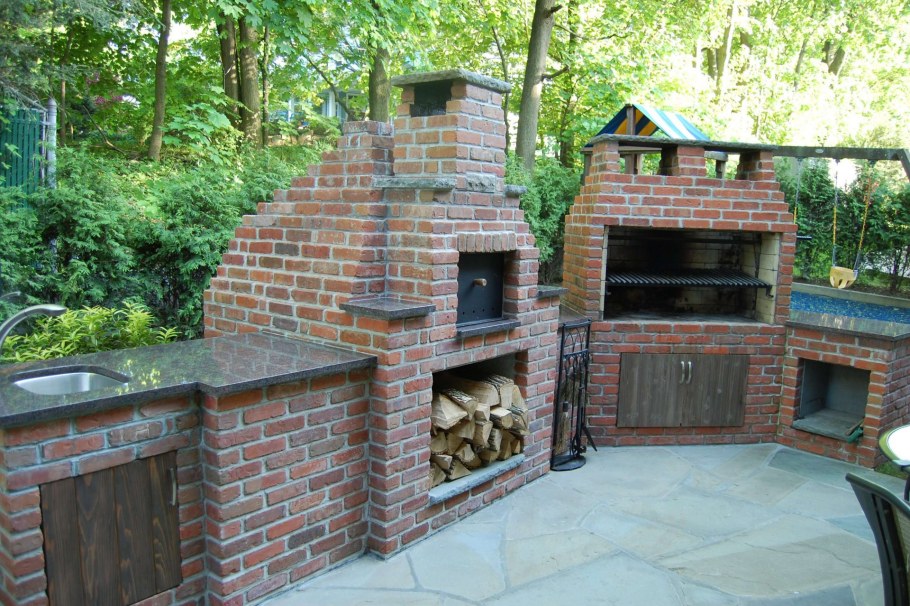 Зона барбекю на даче из кирпича