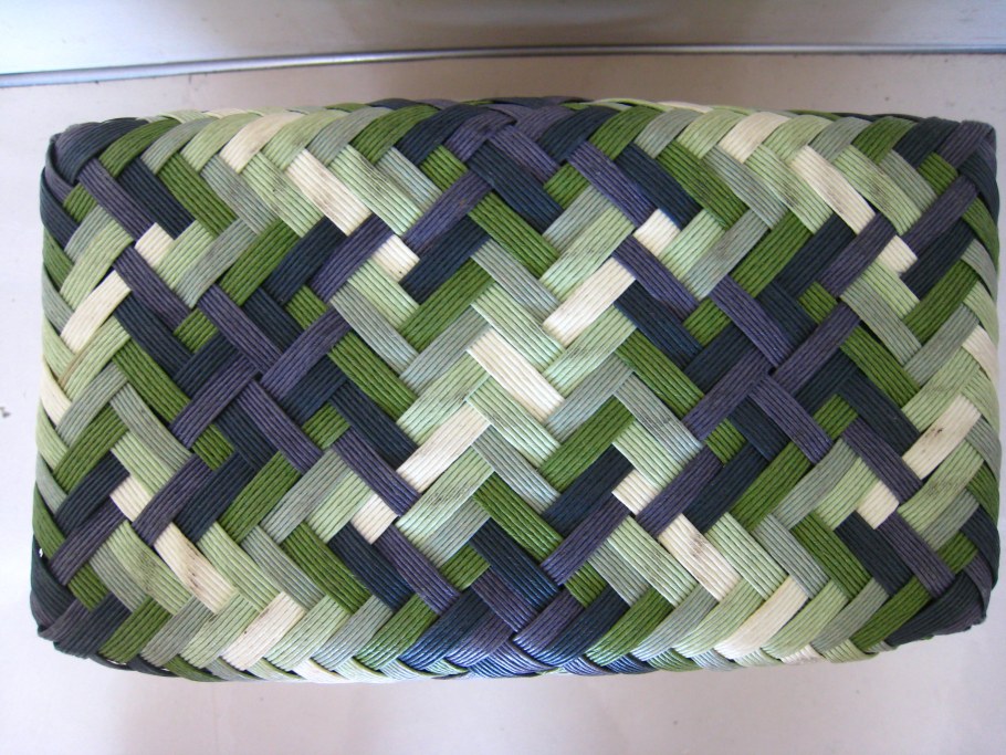 Коврик из атласных лент