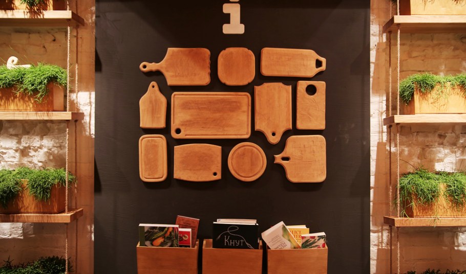 Декор для кафе из дерева