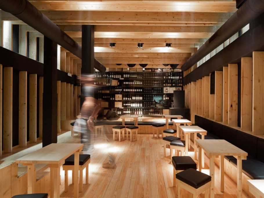 Дерево в интерьере ресторана