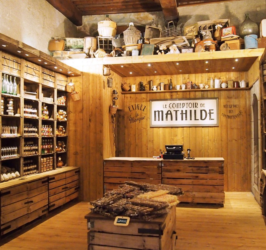 Интерьер магазина под дерево