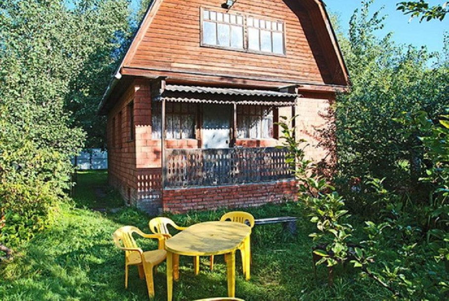 Кирпичный дом с участком