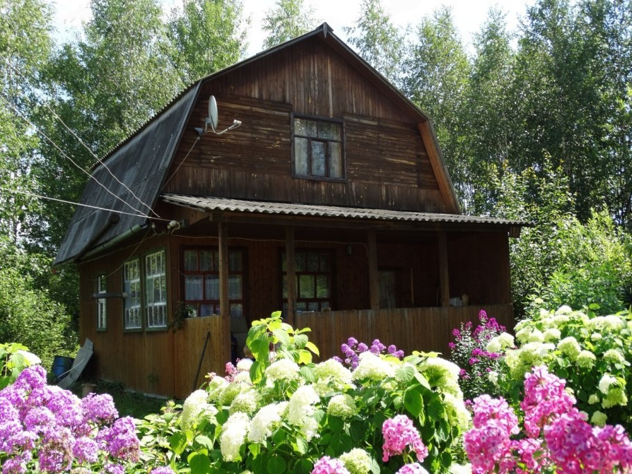 Кирпичный домик дача с участком