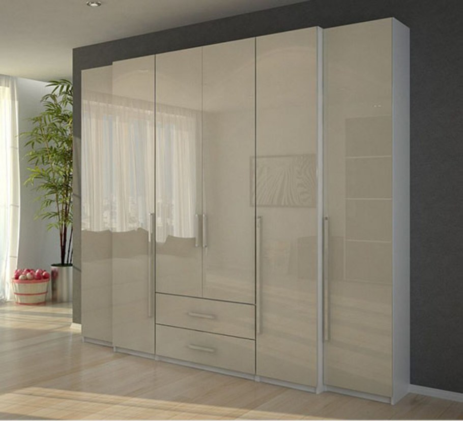 Шкаф с распашными дверями в гостиную